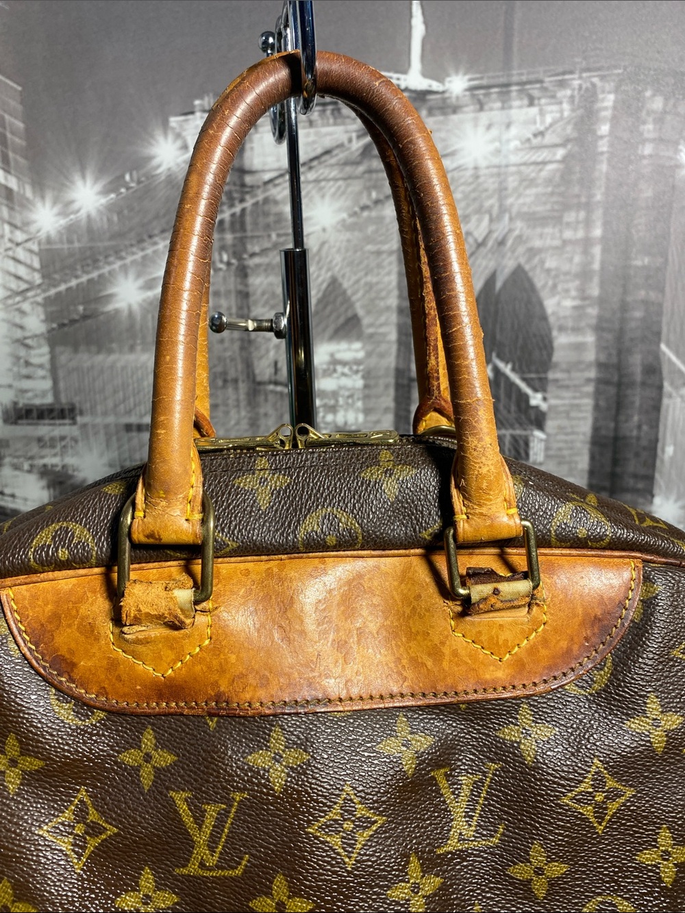 Authentic Louis Vuitton Deauville Monogram Boston Handbag - Picture 16 of 17